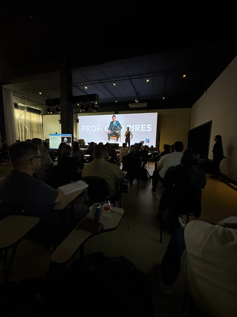 Apresentação corporativa no palco com projeção e público