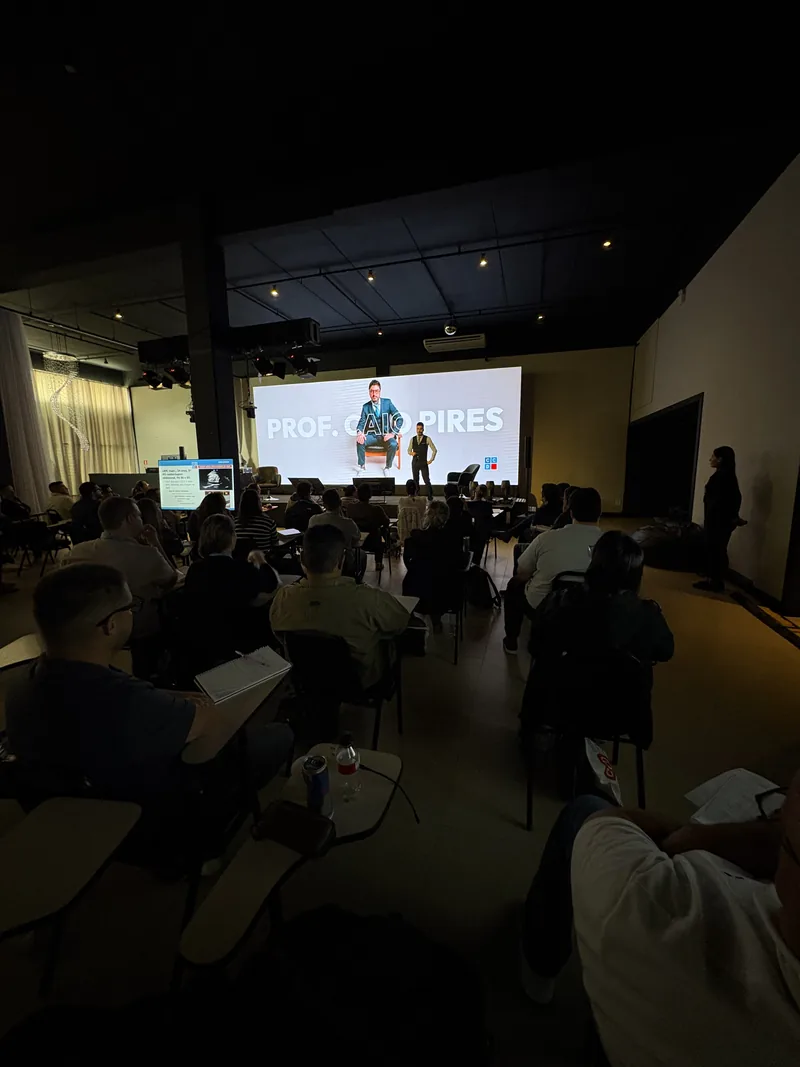 Palestra corporativa em auditório com plateia atenta