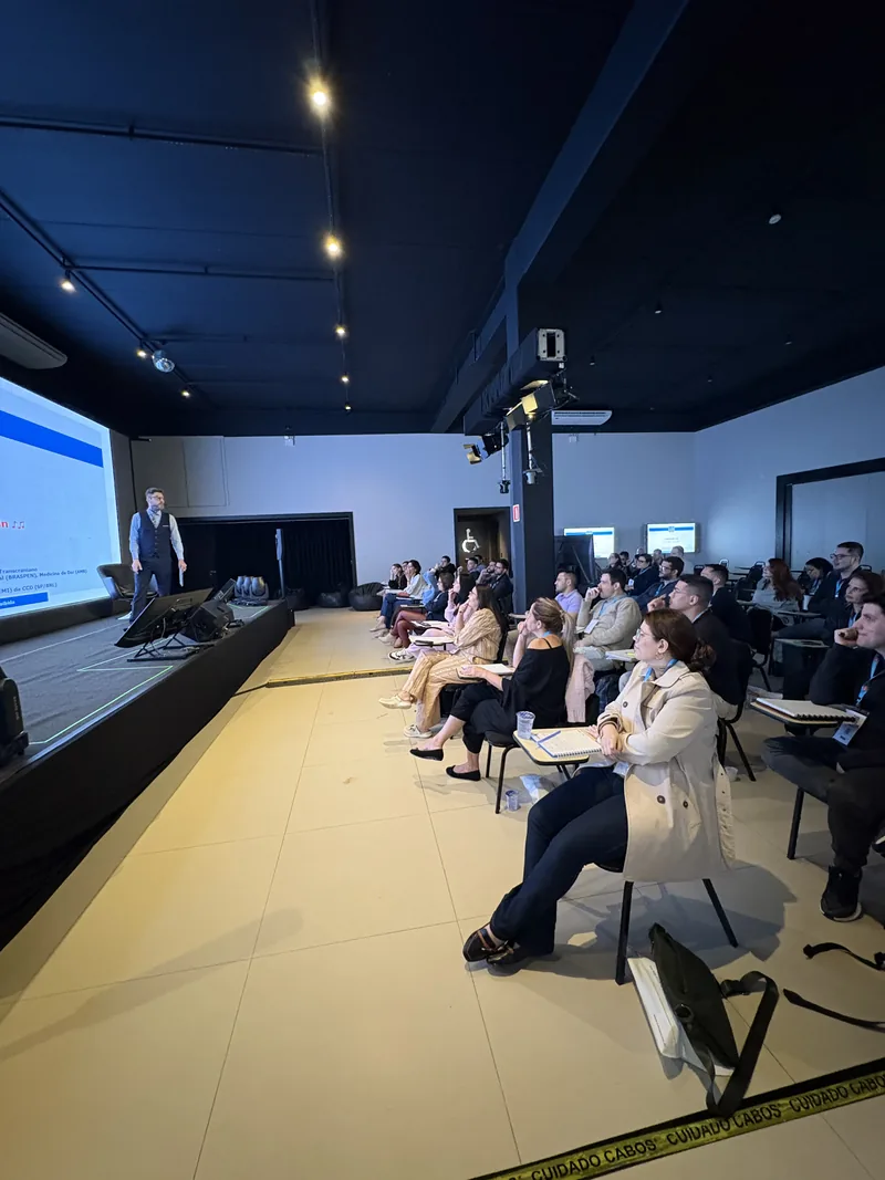 Treinamento corporativo com palestrante e plateia no Espaço Pirâmide
