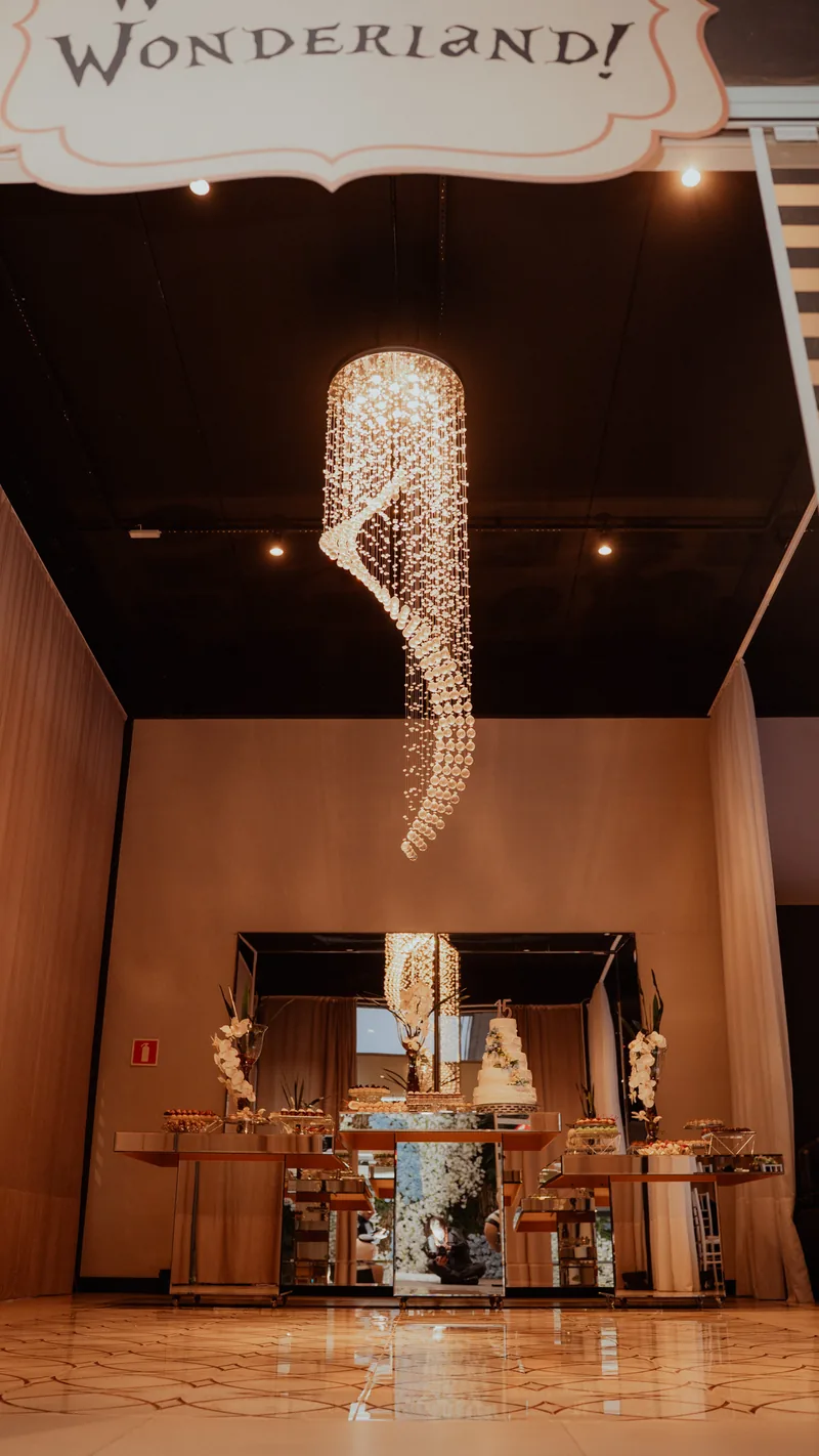 Lustre de cristal espiral sobre mesa para formatura