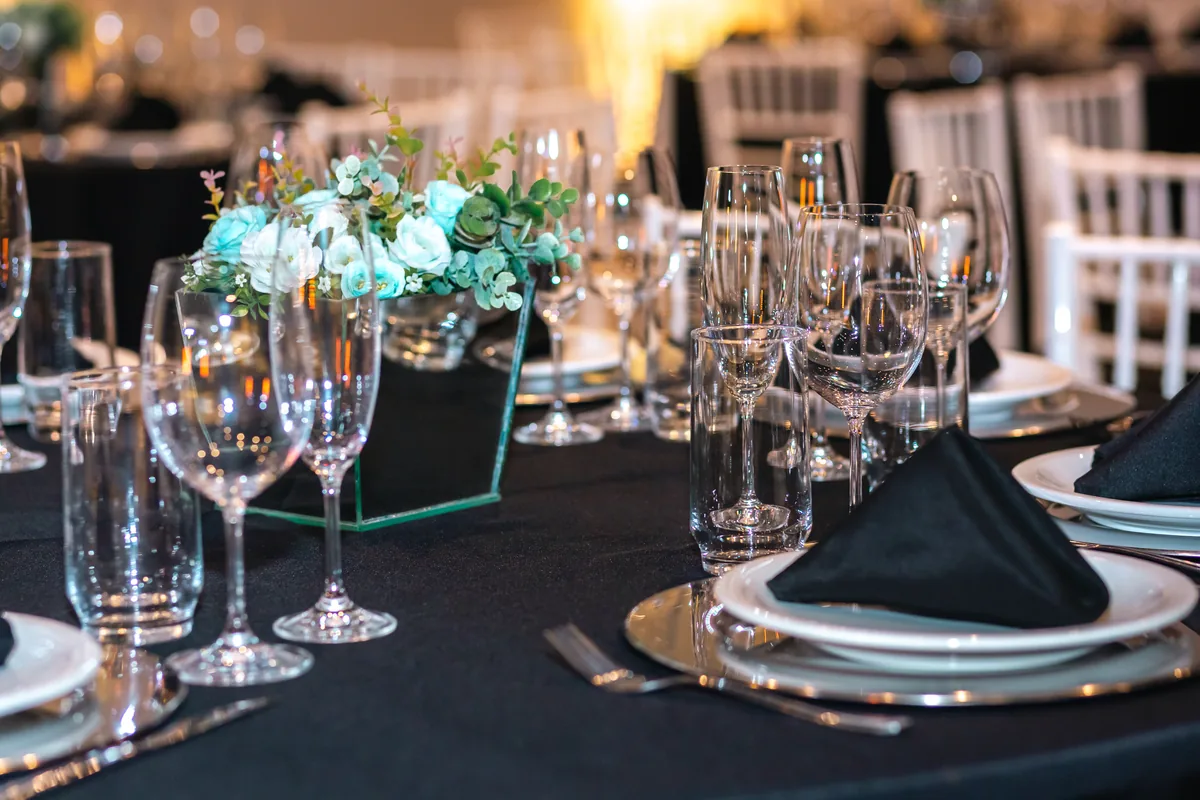 Mesa posta para jantar de formatura