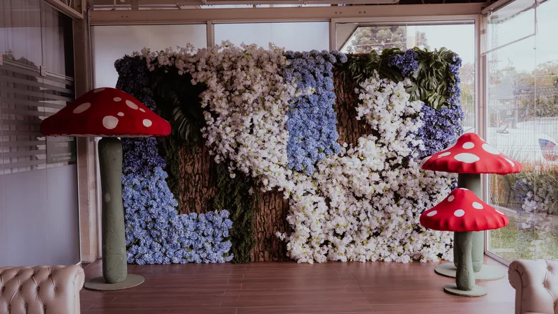 Painel floral com cogumelos decorativos temático Wonderland