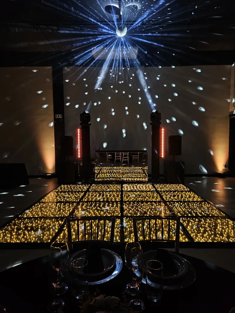 Pista espelhada com efeitos de luz dramáticos e globo de discoteca