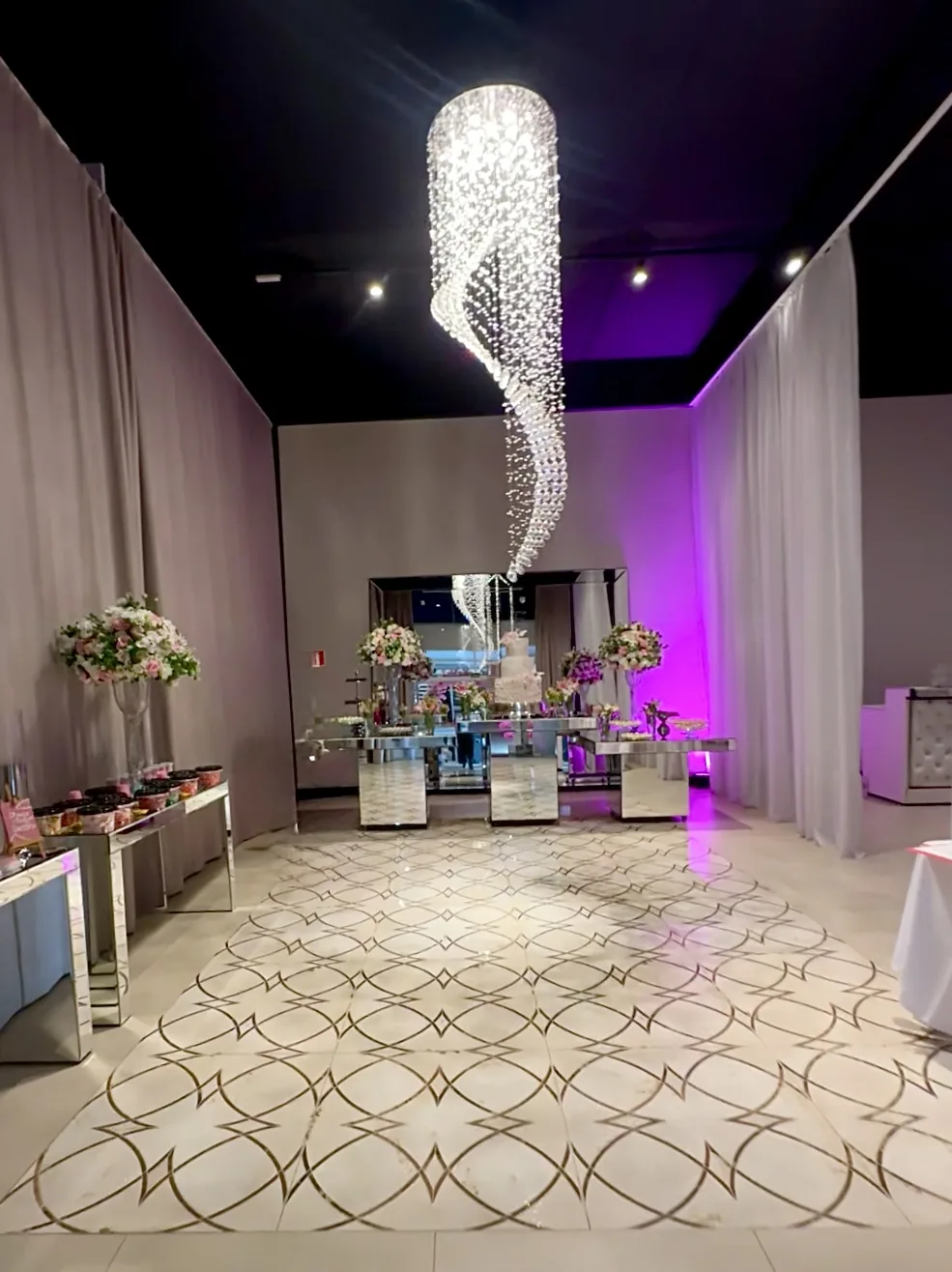 Recepção de casamento com lustre de cristal